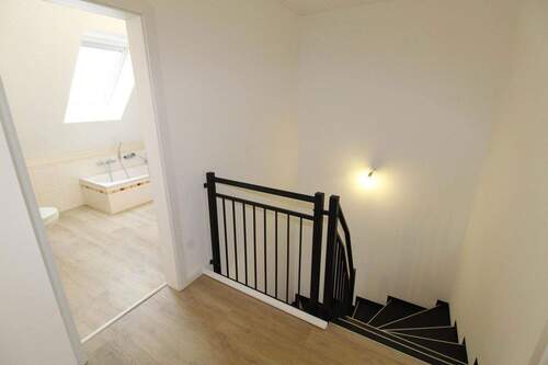 Flur oben Blick ins Bad - 