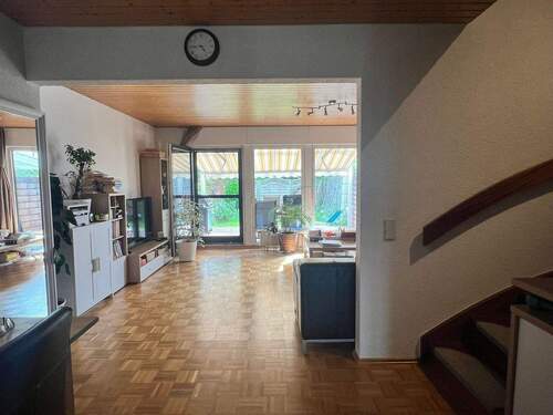 Blick Richtung Wohnzimmer - Familienfreundliches Reihenhaus mit Gartenidylle in Freiburg-Haslach