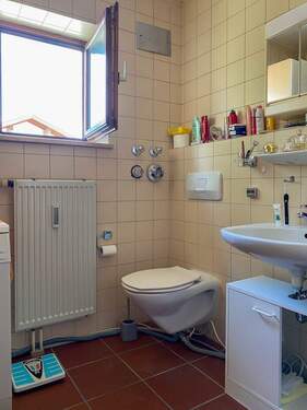 Bad mit Wanne - 1 Zimmer Etagenwohnung in Brannenburg