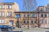 Außenansicht: Straße - Leerstehendes MFH (2-3 Einheiten) mit Entwicklungspotenzial in beliebter Lage von Neu-Isenburg!
