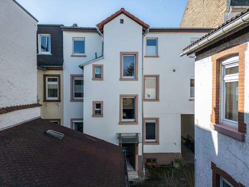 Außenansicht: Innenhof - 1 Zimmer Mehrfamilienhaus, Wohnhaus in Neu-Isenburg