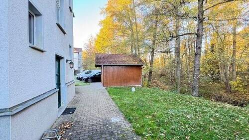 Grundstücksansicht mit Nebengebäude - 