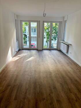 Wohnzimmer - Top-renovierte 4-Zimmerwohnung nahe Zollhafen & Rhein