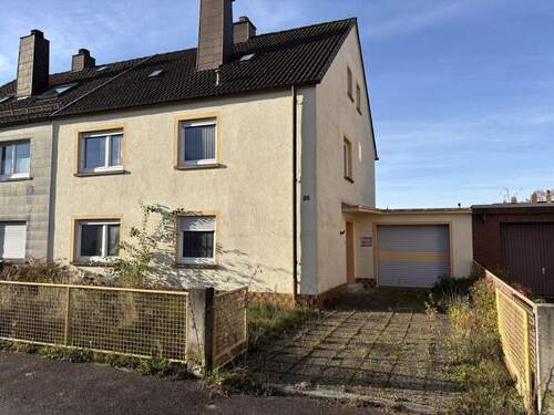 Vorderansicht rechts - Viel Platz, viele Möglichkeiten - DHH in Pirmasens-Kirchberg - PROVISIONSFREI für den KÄUFER - Zwangsversteigerung -