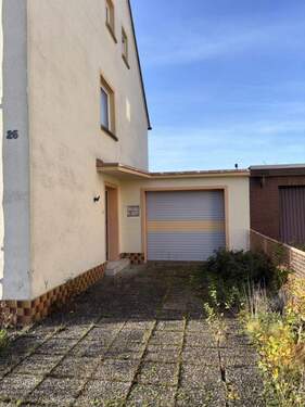 Einfahrt - 7 Zimmer Einfamilienhaus zum Kaufen in Pirmasens