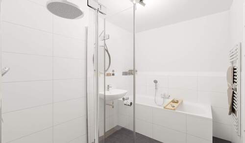 Modern gefliestes Badezimmer mit bodengleicher Dusche und Badewanne - 