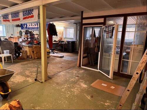 Halle mit abgetrenntem Büro - 