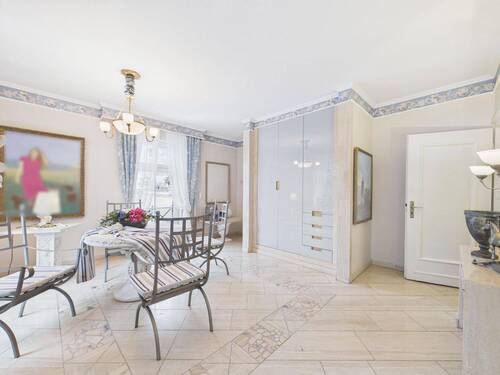 Eingangsbereich - 1 Zimmer Mehrfamilienhaus, Wohnhaus zum Kaufen in Burbach