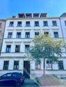 Mehrfamilienhaus Vorderansicht - kleine 3- Raumwohnung mit Dusche !