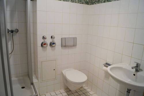 Kleine Wohnung: Bad mit Dusche - Etagenwohnung mit 64,00 m&sup2; in Görlitz zur Miete