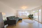 Gemütlicher Wohnbereich mit großen Fensterflächen und Balkonzugang - Lichtdurchflutete 3-Zimmer-Wohnung mit idealem Grundriss
