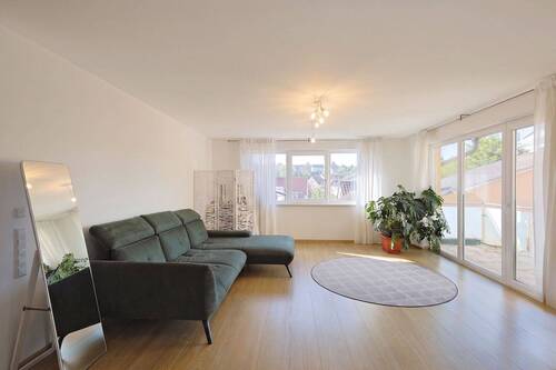 Gemütlicher Wohnbereich mit großen Fensterflächen und Balkonzugang - Lichtdurchflutete 3-Zimmer-Wohnung mit idealem Grundriss