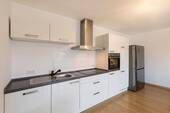 Moderne, offene Küche mit hochwertiger Ausstattung - 3 Zimmer Etagenwohnung in Freiberg am Neckar
