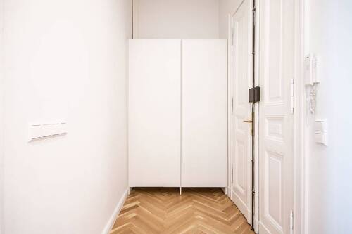 Eingang, Serverschrank - Etagenwohnung mit 127,90 m² in Berlin zum Kaufen