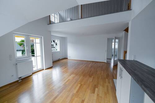 Wohnzimmer - Aubing: Helle, moderne 3-Zimmer-Wohnung, Galerie, EBK und West-Balkon - Jetzt einziehen!