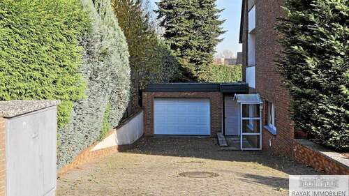 Garagenzufahrt - 1 Zimmer Mehrfamilienhaus, Wohnhaus zum Kaufen in Düsseldorf Wersten