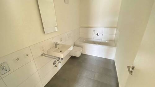 Bad mit Wanne - 