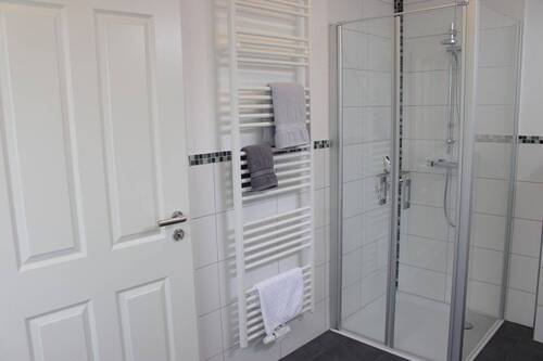 Whg EG Haus links Bad - 