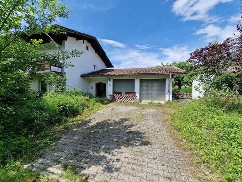 Hofeinfahrt - 8 Zimmer Einfamilienhaus in Marquartstein