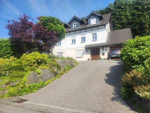 Haus und Vorgarten - 