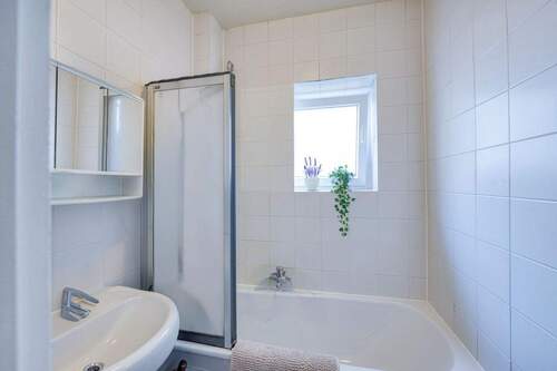 Helles Tageslicht-Badezimmer - Etagenwohnung mit 47,00 m&sup2; in Frankfurt am Main zum Kaufen