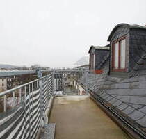 Stilvolle 4-Raum-Dachgeschoss-Wohnung mit Balkon in 