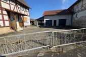 Blick a.d.Vorhof mit Garagen - 8 Zimmer Einfamilienhaus zum Kaufen in Ringgau-Rhörda