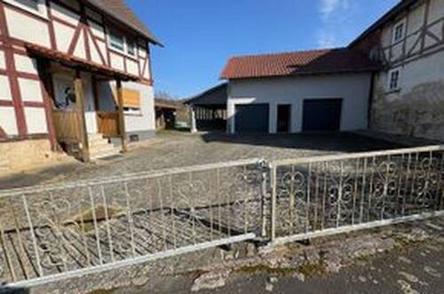 Blick a.d.Vorhof mit Garagen - 8 Zimmer Einfamilienhaus zum Kaufen in Ringgau-Rhörda