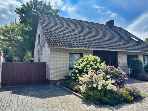 seitliche linke Straßenansicht mit Zugang auf den Hof - 5 Zimmer Einfamilienhaus zum Kaufen in Lüchow