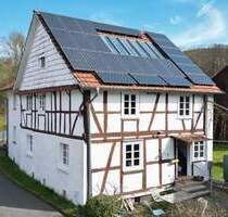 Charakterstarkes Fachwerkhaus mit massivem Anbau das Wohnen mit zukunftssicherer Technik vereint, mit Scheune u. kinderfreundlichem Garten - Waldkappel Mäckelsdorf