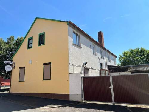 Front - Wohn- und Geschäftshaus - im EG eine ehem. Fleischerei, im Dachgeschoss eine große Wohnung