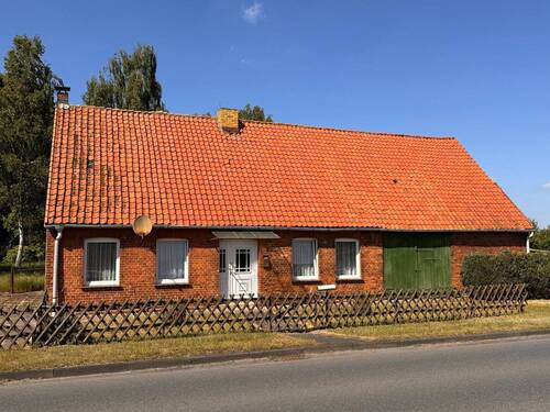 Vorderansicht - Sanierungsbedürftiges Einfamilienhaus mit großzügigem Grundstück in verkehrsgünstiger Lage