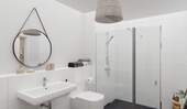 Modern gefliestes Bad mit bodengleicher Dusche - 