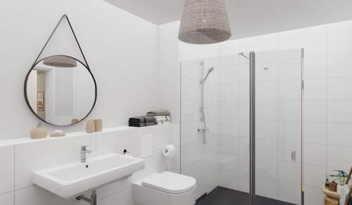 Modern gefliestes Bad mit bodengleicher Dusche - 