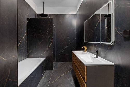 Hochwertig ausgestattetes Vollbad mit getrenntem WC - 