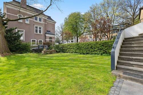 Rückwärtiger Terassenabgang und Garten - 