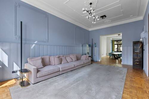 Weitläufiges Wohnzimmer mit elegantem Flair - 