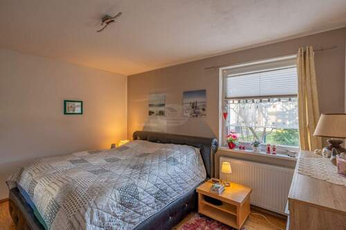 Schlafzimmer Wohnung rechts - Mehrfamilienhaus, Wohnhaus mit 231,00 m&sup2; in Husum zum Kaufen