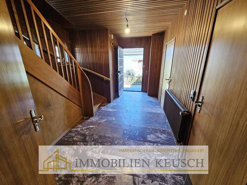 Großer Eingangsflur - 4 Zimmer Einfamilienhaus in Bremen