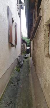 Durchgang zum Nachbarhaus - Ablaufrinne.jpg - 