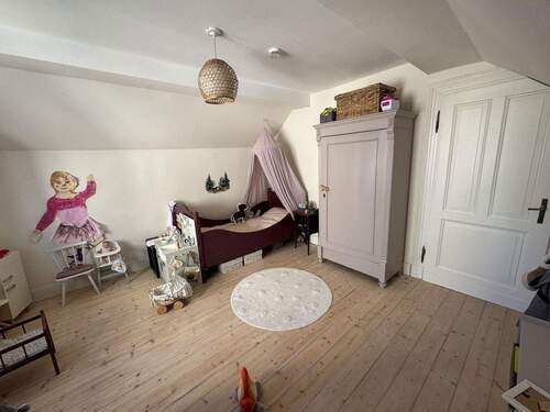 Schlafzimmer 2, OG, Haupthaus - 