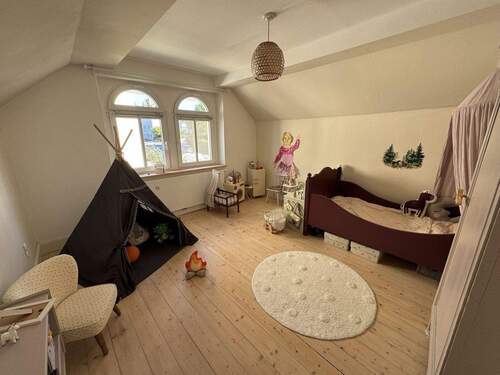 Schlafzimmer 2, OG, Haupthaus - 