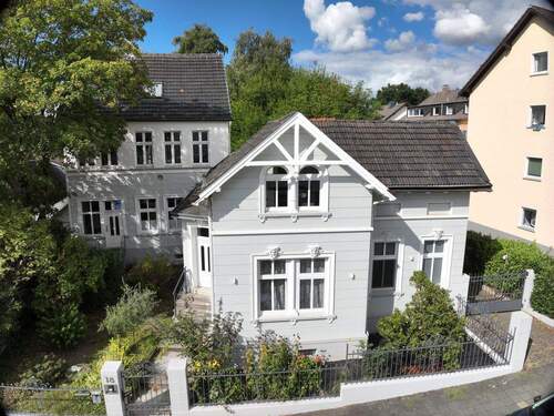 Ansicht vorne; Straße - 8 Zimmer Mehrfamilienhaus, Wohnhaus zum Kaufen in Solingen