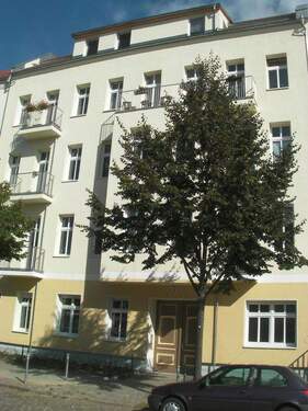 Straßenansicht Vorderhaus - Provisionsfrei: Umfassend saniertes MFH, Energieeff-Kl. A, JNKM 229.152 € (Ist!)