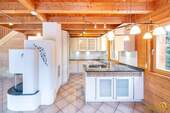 Wohnküche EG - Geschmackvolles A+-Holzmassivhaus mit 250 m², inkl. Einliegerwohnung & PV mit Speicher