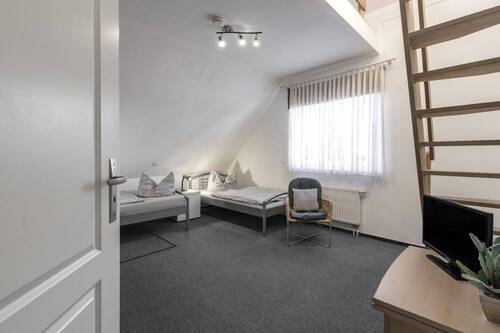 1.Schlafzimmer Aufgang zum DG - 