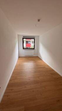 Leerer Raum mit Fenster - 2 Zimmer Etagenwohnung in Oldenburg