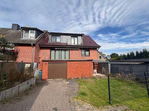 Ansicht-Garageneinfahrt - 3 Zimmer Einfamilienhaus in Großensee