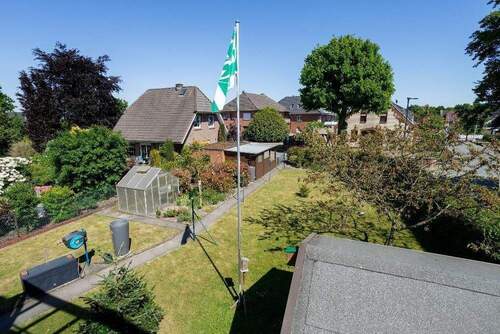 Die Aussicht vom Balkon in den Garten - 