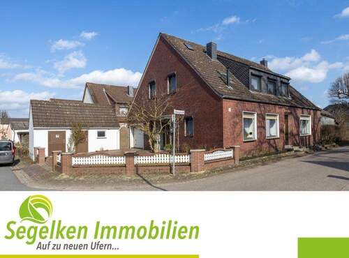 Die Straßenansicht - Ein- bis Zweifamilienhaus mit zwei Garagen, Carport und großem Garten